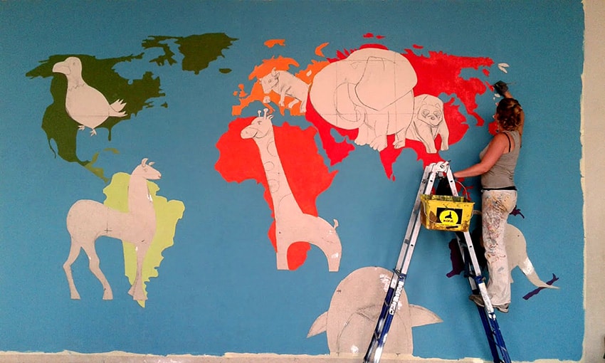 Pintura Mural con cuadrícula de Mapamundi en Escuela