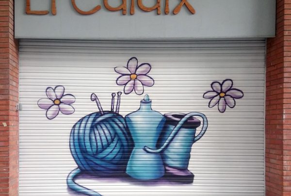 Graffiti en Persiana de Costurería El Calaix, Sants, Barcelona