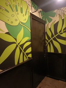 Pintura Mural Tropical en Bar de Coctails Drik Lab, en Calella de Mar