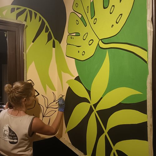 Pintura Mural Tropical en Bar de Coctails Drik Lab, en Calella de Mar